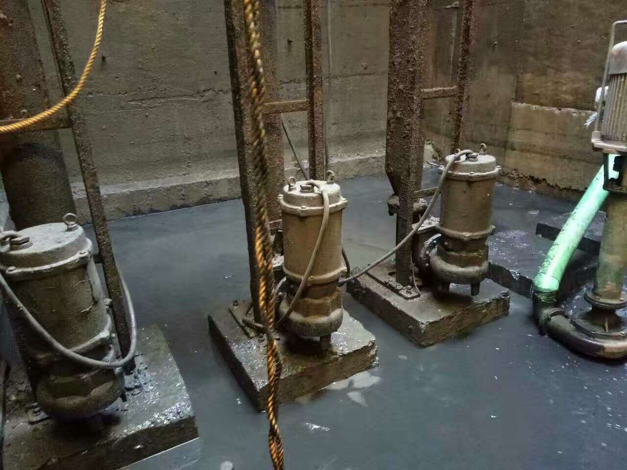 清城污水池清理