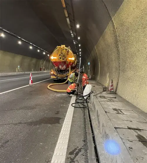 清城隧道排水渠清淤